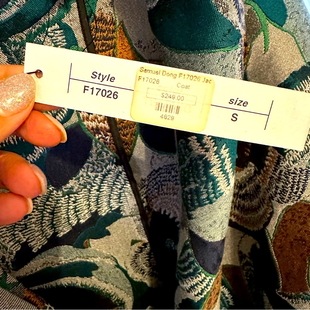 A beautiful Samuel Dong tapestry jacket. This is a brand-new jacket size small.